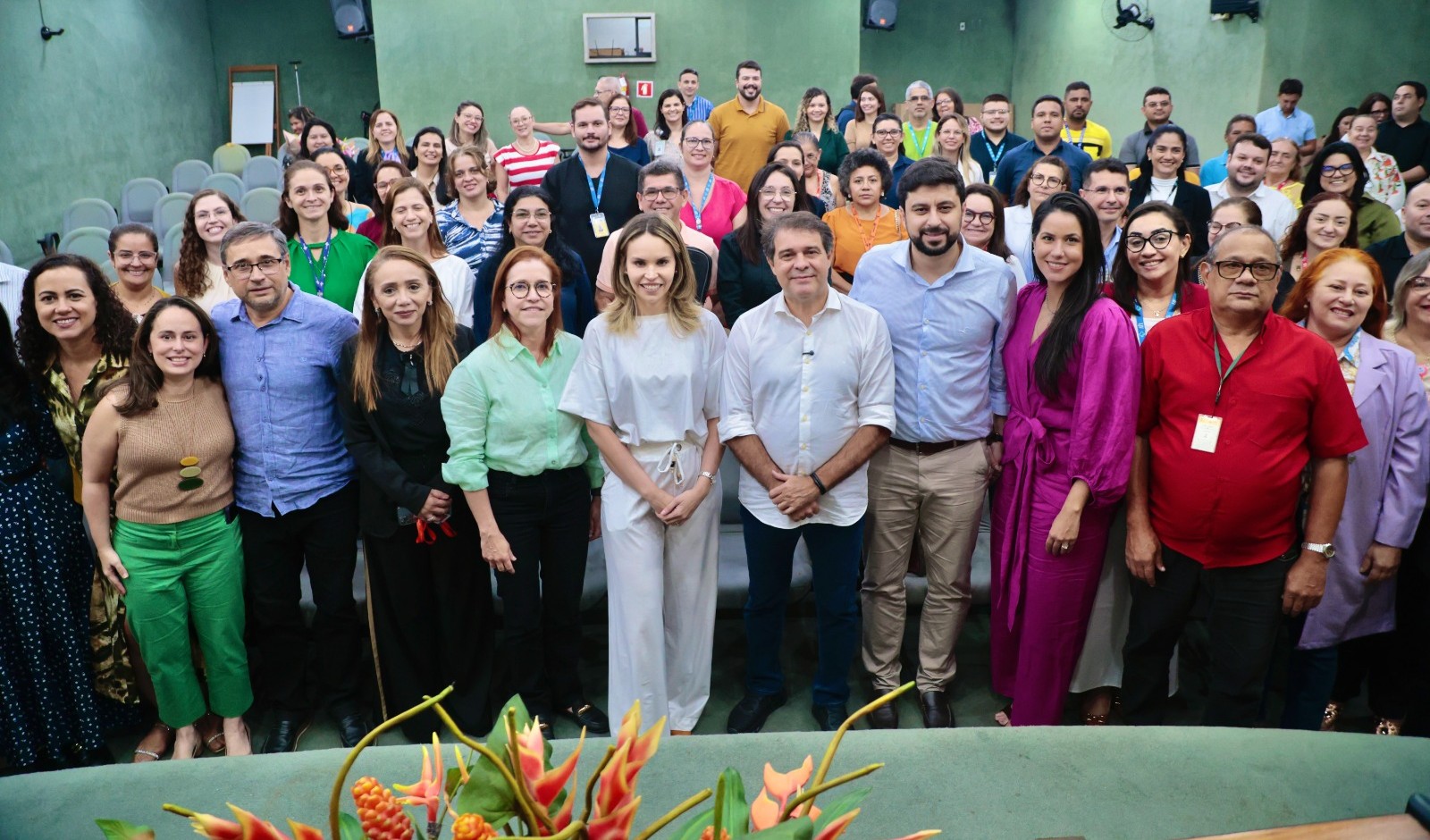 grupo de pessoas posa para a foto